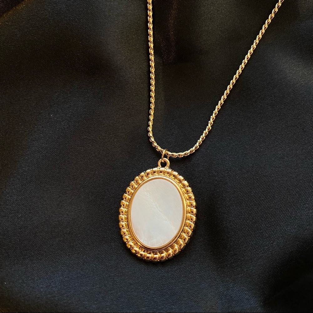 Mother Pearl Pendant Necklace Gold Chain - Picture 3 of 12